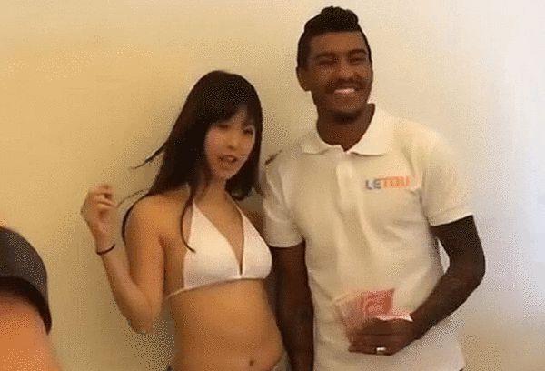 特别是女主角剖腹取异形的那场戏，危在旦夕、争分夺秒的严重感压得人喘不外气，恍如随时要破肚而出的异形让人把心一向提在嗓子眼上。